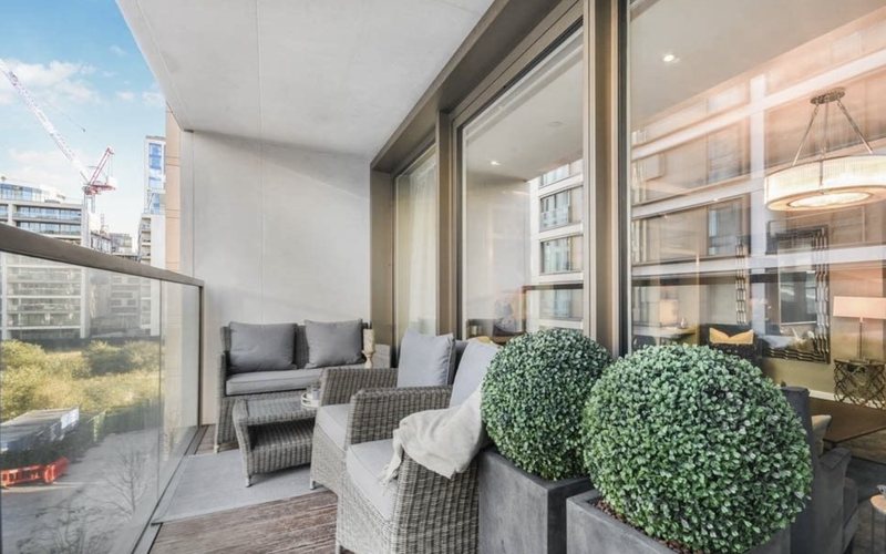 Balcony with seating and planters