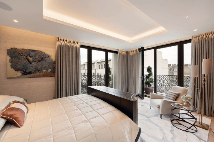 Principal bedroom with balcony doors