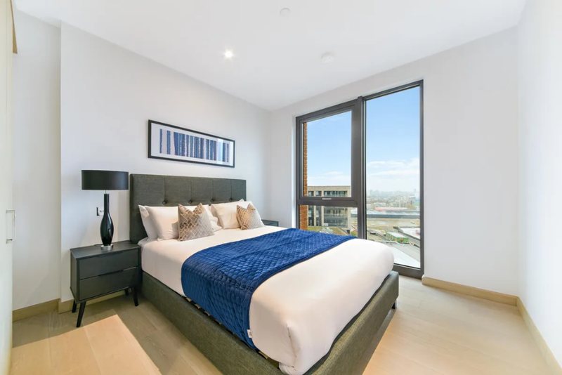 Principal bedroom with city view