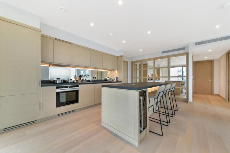Kitchen with breakfast bar