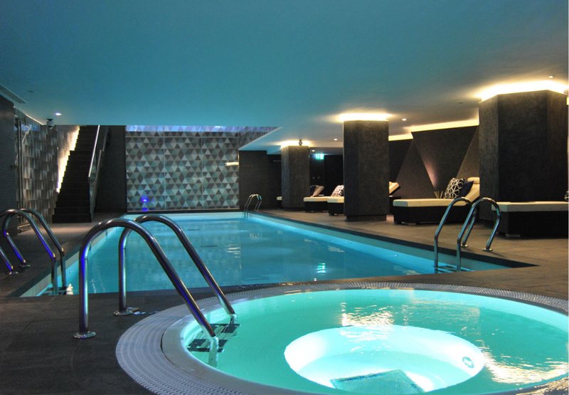 Residents' swimming pool and spa pool