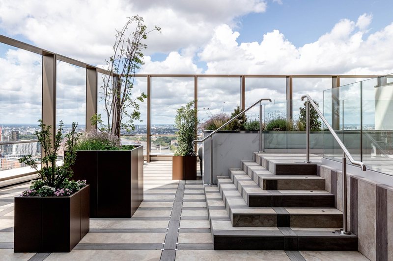 Landscaped residents' roof terrace