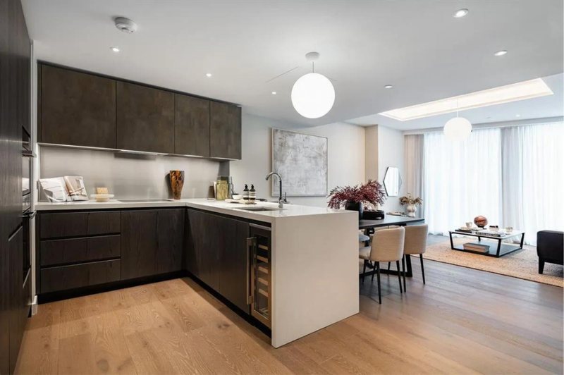 Kitchen with breakfast bar
