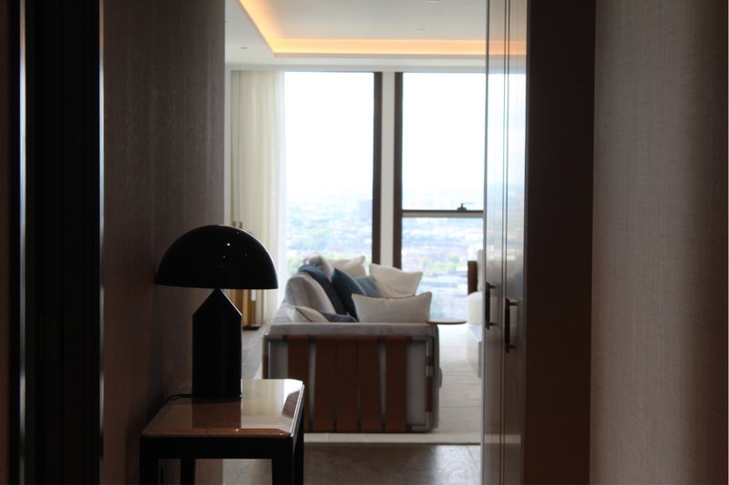 Corner with table lamp