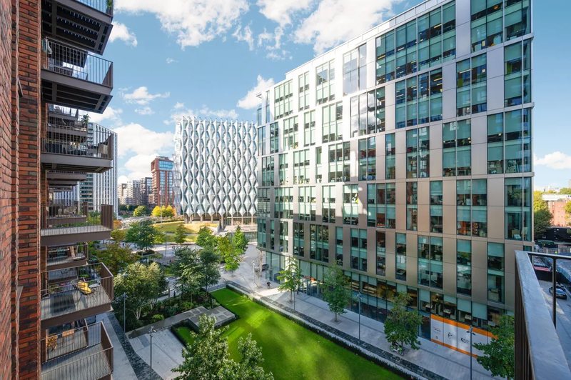 Embassy Gardens landscaped courtyard